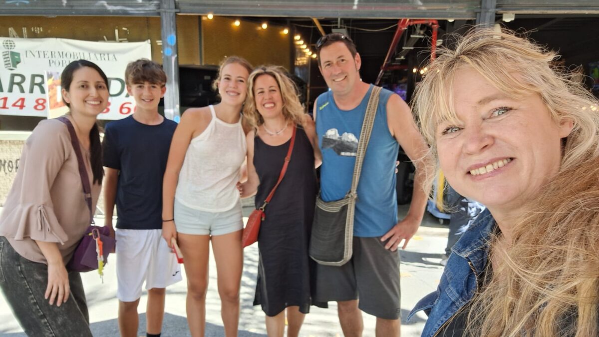 Guía de Pitahaya Travel con una familia de viajeros en una calle del centro de Medellín