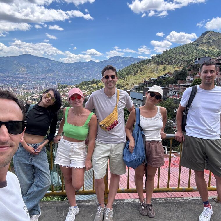 Guía de Pitahaya Travel con viajeros en un mirador de Medellín
