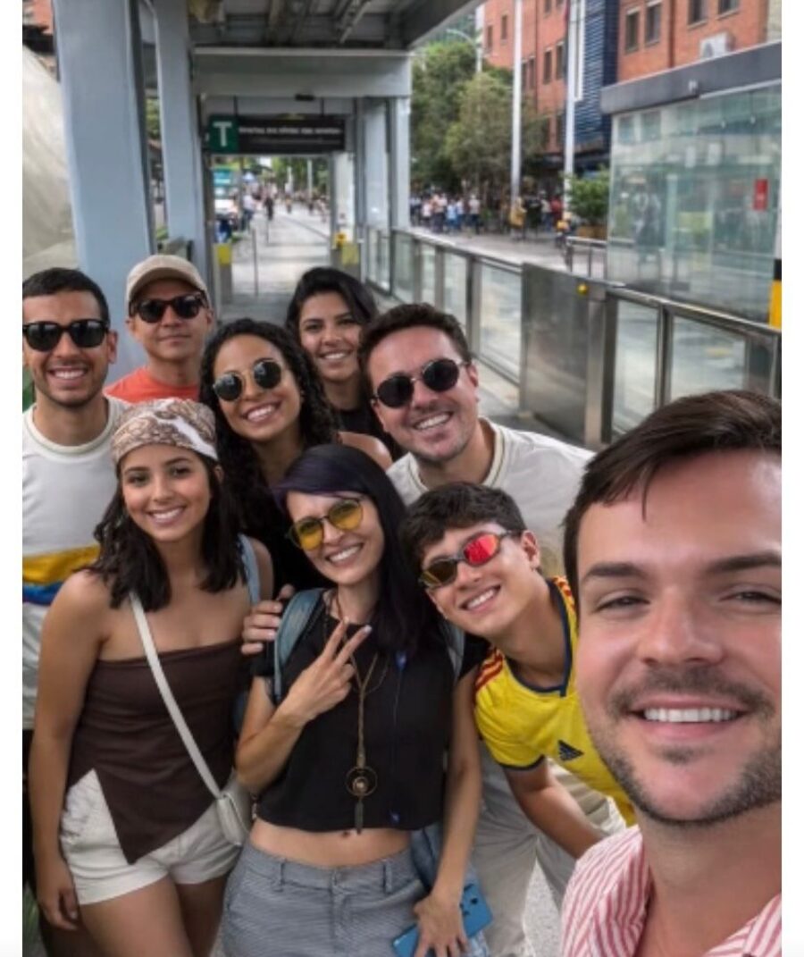 Lola, guía de Pitahaya Travel, con un grupo de viajeros en el tranvía de Ayacucho, en Medellín